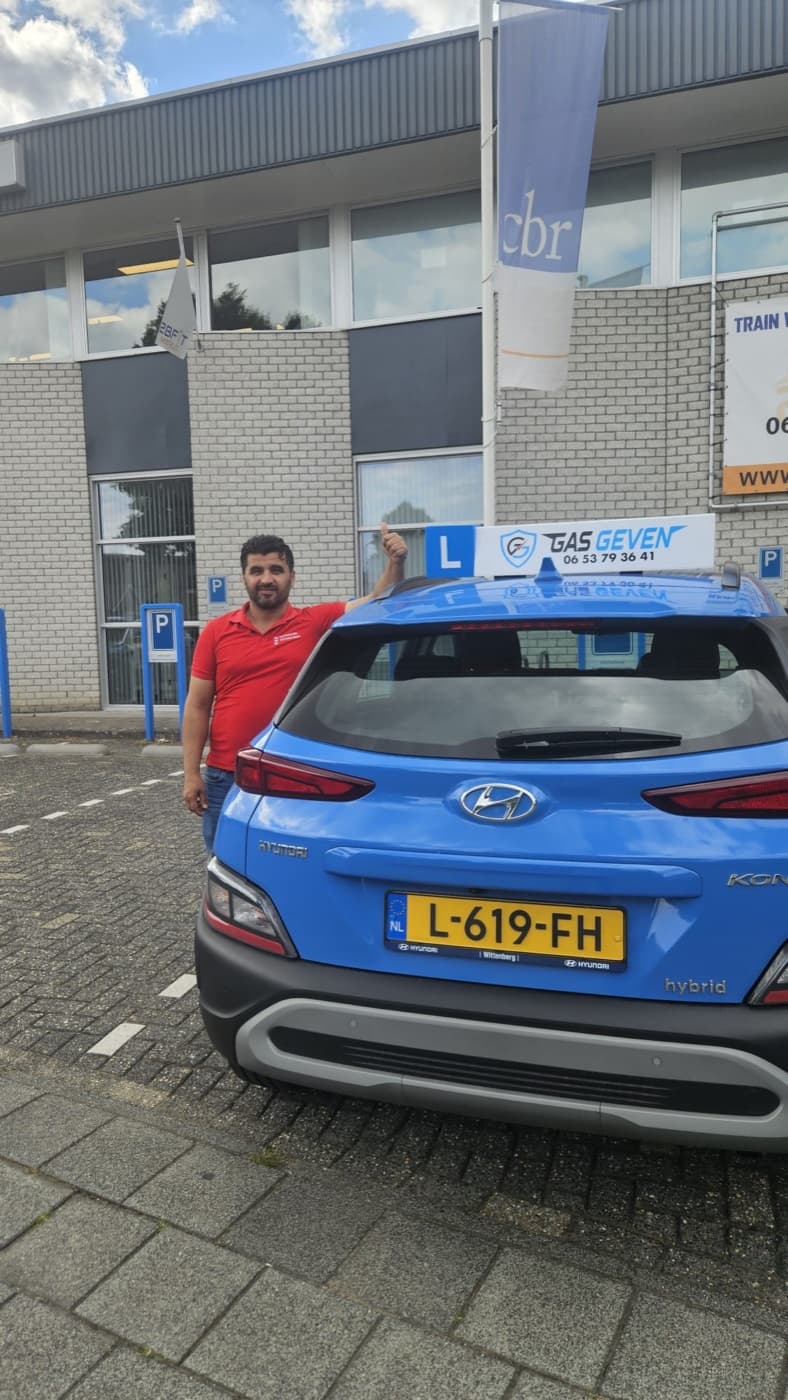 Geslaagde leerling bij de lesauto van Gas Geven voor het CBR