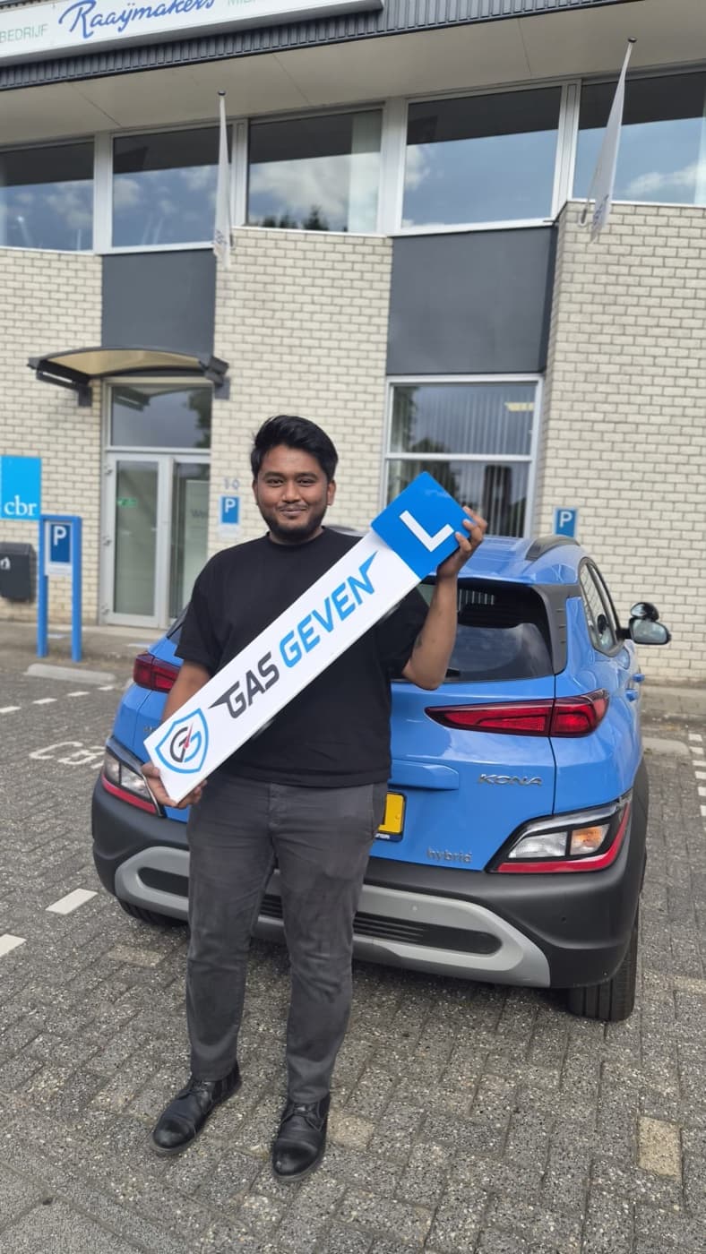 Geslaagde leerling bij de lesauto van Gas Geven voor het CBR