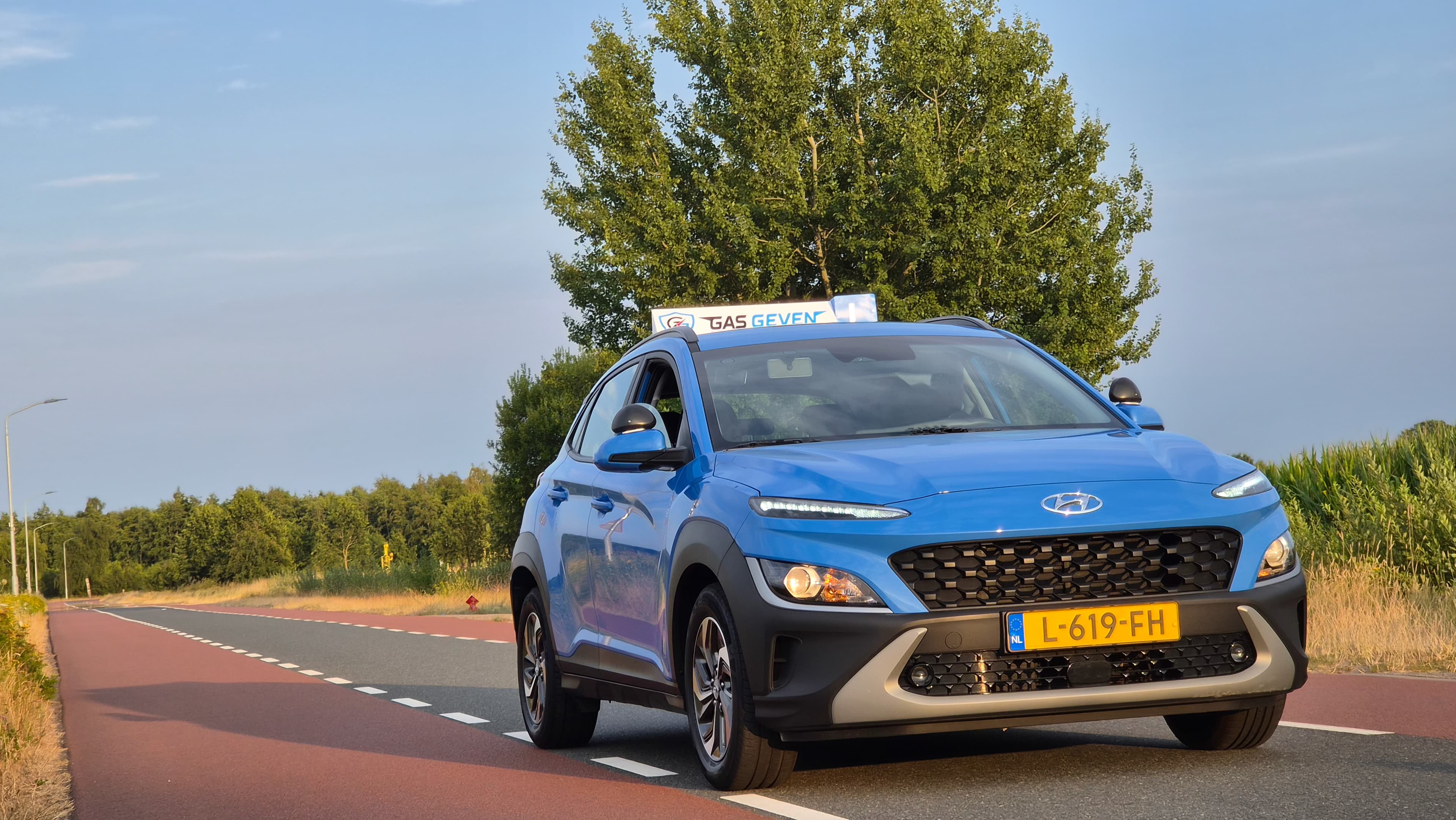 De lesauto van Gas Geven op een buitenweg bij Eindhoven
